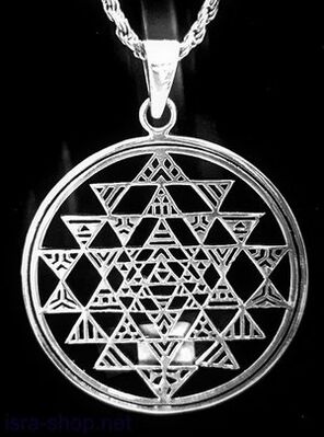 Kovinski amulet, ki privablja srečo v obliki obeska