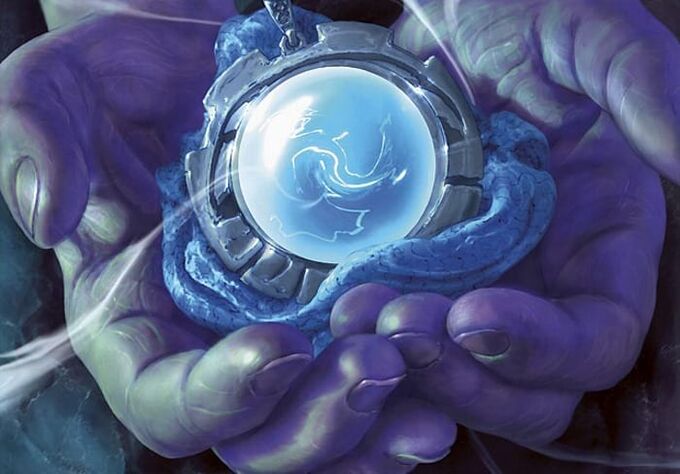 čarobni amulet v rokah in ga polni