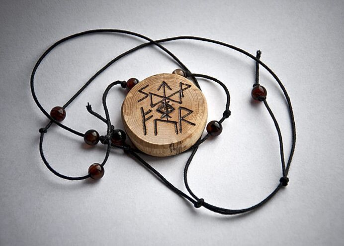 amulet iz lesa